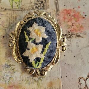 Brooch Women Vintage Pin Floral Needlepoint Gold Tone Oval Brooch